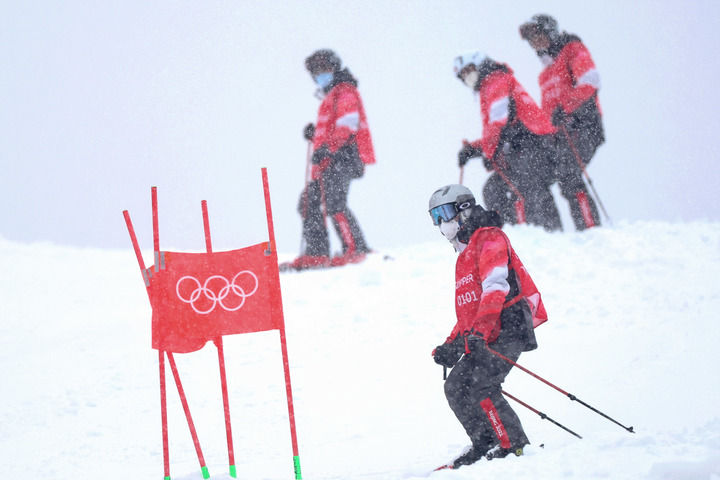 2月13日，工作人员冒雪在国家高山滑雪中心平整竞技赛道。新华社记者陈斌摄
